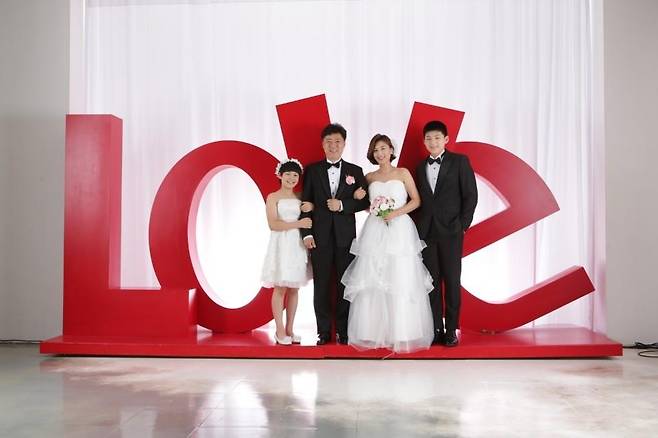 박가현의 가족 사진. 맨 왼쪽이 어린 시절 박가현. [박경수 감독 제공. 재판매 및 DB 금지]