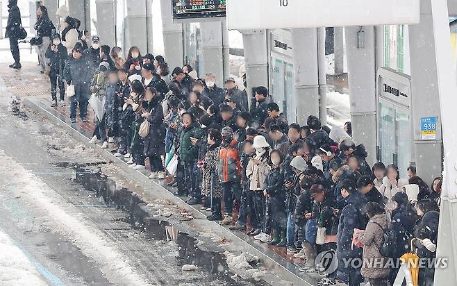 출근길 버스 기다리는 시민들 (수원=연합뉴스) 홍기원 기자 = 이틀째 수도권 폭설이 이어지고 있는 28일 오전 경기도 수원시 수원역 버스정류장에서 시민들이 버스를 기다리고 있다. 2024.11.28 xanadu@yna.co.kr