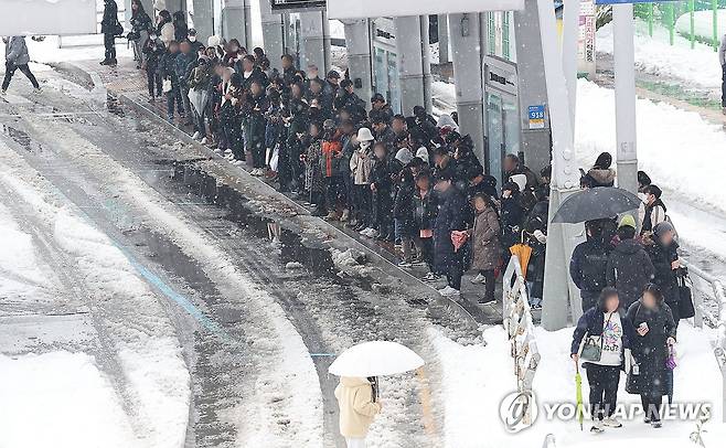 출근길 버스 기다리는 시민들 (수원=연합뉴스) 홍기원 기자 = 이틀째 수도권 폭설이 이어지고 있는 28일 오전 경기도 수원시 수원역 버스정류장에서 시민들이 버스를 기다리고 있다. 2024.11.28 xanadu@yna.co.kr