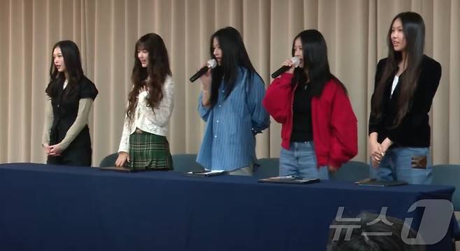 걸그룹 뉴진스가 28일 서울 강남구 스페이스쉐어에서 열린 전속계약 해지와 관련한 긴급 기자회견에서 인사를 하고 있다. (뉴스1 연예TV 캡쳐) 2024.11.28/뉴스1