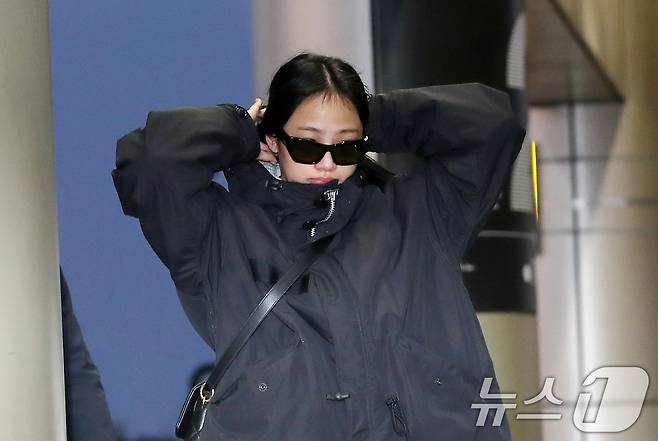 걸그룹 뉴진스 민지가 일본 도쿄 마쿠하리 멧세에서 열리는 '카운트다운 재팬 24/25(COUNTDOWN JAPAN 24/25)’ 일정을 위해 29일 오전 김포국제공항을 통해 일본 도쿄로 출국하고 있다. 2024.11.29/뉴스1 ⓒ News1 권현진 기자