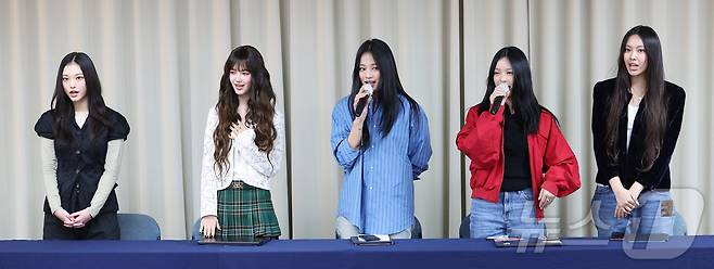 걸그룹 뉴진스가 28일 오후 서울 강남구 스페이스쉐어 삼성역센터에서 열린 전속계약 해지 관련 기자회견에 참석해 있다. 왼쪽부터 해린, 다니엘, 민지, 하니, 혜인. (공동취재) 2024.11.28/뉴스1 ⓒ News1 권현진 기자