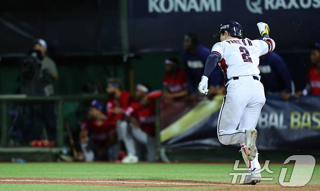 16일(현지시간) 대만 타이베이시 톈무 야구장에서 열린 2024 WBSC 프리미어12 B조 예선 대한민국과 도미니카공화국의 경기 8회말 대한민국 공격 2사 2, 3루 상황에서 박성한이 역전 3루타 치며 주먹을 불끈 쥐고 있다. 2024.11.16/뉴스1 ⓒ News1 장수영 기자