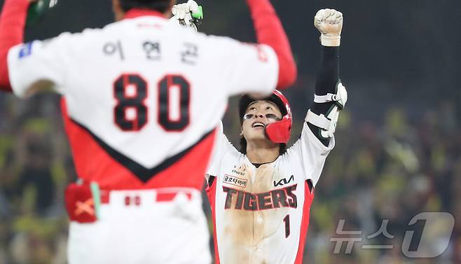 28일 오후 광주 기아챔피언스필드에서 열린 프로야구 '2024 신한 SOL 뱅크 KBO 포스트시즌' 한국시리즈 5차전 삼성 라이온즈와 KIA 타이거즈의 8회말 KIA 공격 1사 주자 1루 상황에서 KIA 박찬호가 1타점 2루타를 친 뒤 환호하고 있다. 2024.10.28/뉴스1 ⓒ News1 김기남 기자