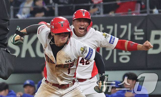 28일 오후 광주 기아챔피언스필드에서 열린 프로야구 '2024 신한 SOL 뱅크 KBO 포스트시즌' 한국시리즈 5차전 삼성 라이온즈와 KIA 타이거즈의 경기, 5회말 KIA 공격 2사 만루 상황에서 삼성 김윤수의 폭투로 동점을 만든 3루주자 김태군과 2루주자 박찬호가 포효하고 있다. 2024.10.28/뉴스1 ⓒ News1 장수영 기자