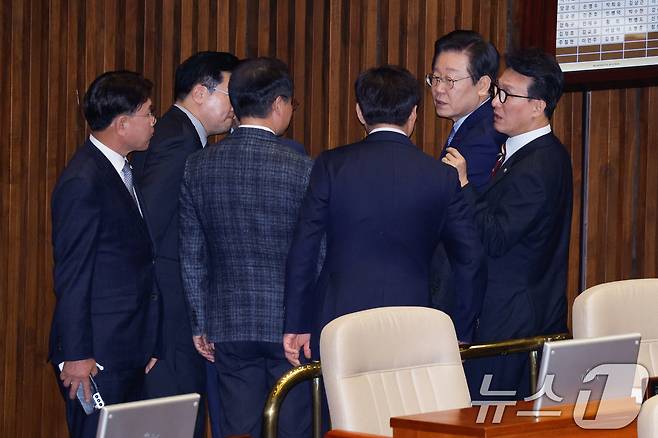 이재명 더불어민주당 대표가 28일 오후 서울 여의도 국회에서 열린 제418회국회(정기회) 제13차 본회의에서 박찬대 원내대표, 김민석 최고위원, 박정 예결위원장 등과 대화하고 있다. 2024.11.28/뉴스1 ⓒ News1 안은나 기자