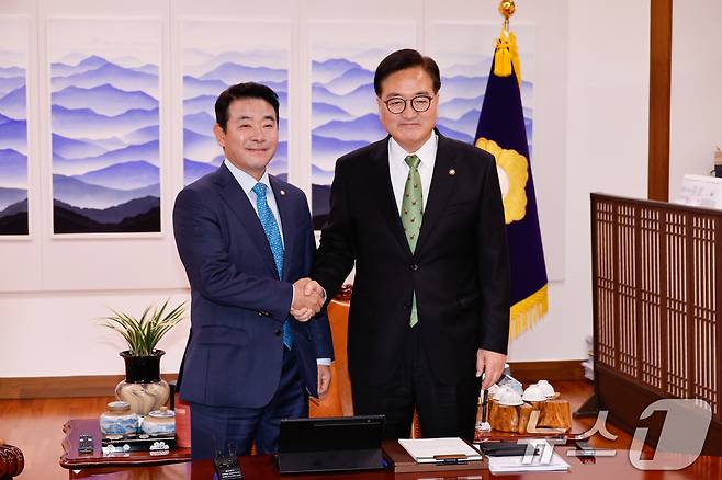 우원식 국회의장(오른쪽)이 28일 오전 서울 여의도 국회에서 박정 예산결산특별위원회 위원장을 만나 악수하고 있다. 2024.11.28/뉴스1 ⓒ News1 안은나 기자