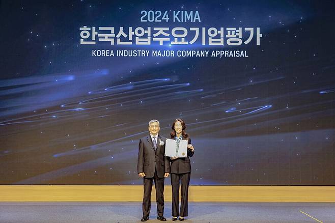 (좌로부터) KCA 한국소비자평가 송영재 회장, 메르세데스-벤츠 코리아 최유미 법인영업, 인증중고차 및 밴 부문 상무