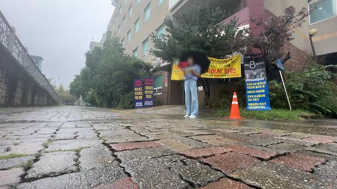 박수진(가명) 씨의 어머니는 딸의 사망 원인을 밝히고 병원에서 발생한 사망 사고를 세상에 알리기 위해 해당 병원 앞에서 매주 1인 시위를 했다