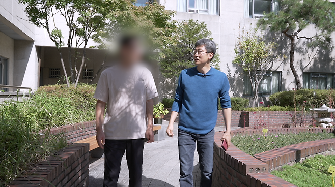 천주의성요한병원의 이요한 원장(오른쪽)은 병원이 강박을 하지 않는 원칙에는 환자를 대하는 의료진의 생각이 깔려 있다며, 이 병원에서는 환자와 치료자가 구분되지 않도록 환자복이나 가운을 입지 않고, 환자에게 '손님'이란 용어를 사용한다고 말했다