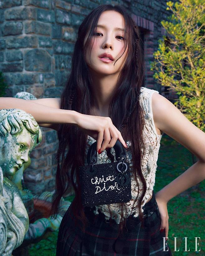 크로셰 울 톱과 버진 울 스커트, 하네스 벨트, 아티스트 우국원과 함께한 블랙 비즈 & 스팽글 장식의 핸드백 ‘Dior Lady Art’ 에디션은 모두 Dior.