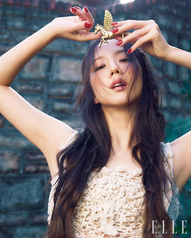 크로셰 울 톱은 Dior.