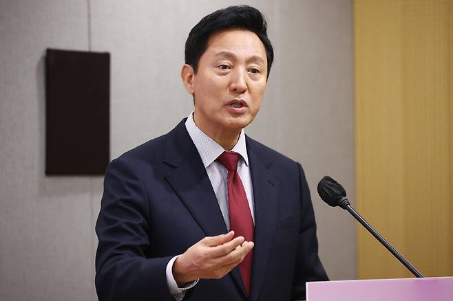 오세훈 서울시장이 26일 오전 서울시청 브리핑룸에서 열린 소상공인 힘보탬 프로젝트 기자설명회를 마친 뒤 명태균, 강혜경 씨 관련 질문에 답하고 있다. 연합뉴스