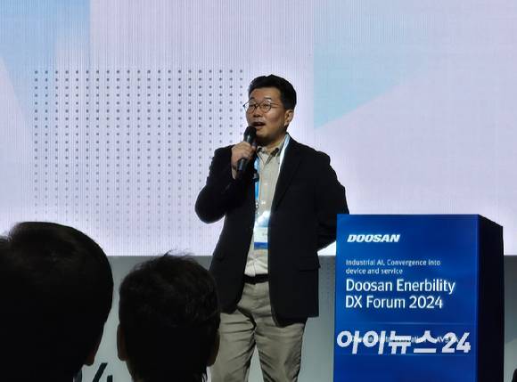 장세영 두산에너빌리티 상무가 29일 분당두산타워에서 '산업&nbsp;AI,&nbsp;기기와 서비스의 융복합'을 주제로 진행된&nbsp;'DX(Digital Transformation) 포럼 2024'에서 발표를 하고 있다. [사진=최란 기자]