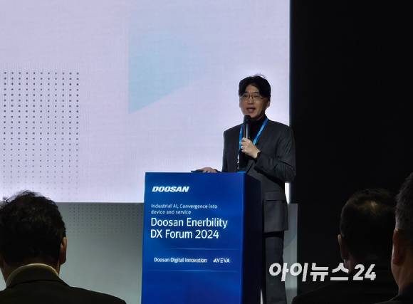 서용석 카이스트 교수가 29일 분당두산타워에서 '산업&nbsp;AI,&nbsp;기기와 서비스의 융복합'을 주제로 진행된&nbsp;'DX(Digital Transformation) 포럼 2024'에서 발표를 하고 있다. [사진=최란 기자]