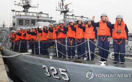 2009년 대청해전 승전 후 공개 행사에 참석한 참전 장병들. 이처럼 현재 퇴역한 참수리 325정은 한국 해군의 자부심이 될 만한 전과를 올렸다. 부호가 함번이나 함명으로 승계되고, 함정도 모두가 쉽게 찾을 수 있는 곳에 전시되기를 바란다. 연합