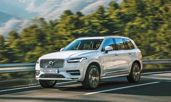 볼보 XC90의 주행 모습. 볼보는 높은 시야와 충분한 적재 공간을 원하는 소비자에게 적합한 모델로 XC90을 꼽는다. XC90을 포함한 90 클러스터 전 제품엔 도로이탈 완화, 반대 차선 접근 차량 충돌 회피 기능이 탑재됐다. [사진 볼보코리아]