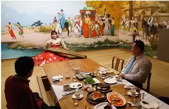 2018년 주중 한국 대사관 임기를 마친 정규필 대령(왼쪽)을 중국 북한 식당에서 환송해 주는 북한 대사관 직원(오른쪽). 사진 정규필 제공