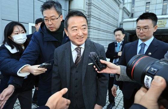 골관절염 유전자 치료제 '인보사케이주'(인보사) 허가를 받기 위해 허위자료를 제출한 의혹 등을 받아온 이웅열 코오롱그룹 명예회장이 29일 오전 서울 서초구 서울중앙지방법원에서 열린 자본시장과금융투자업에관한법률위반 등 선고 공판에서 무죄를 선고 받은 뒤 법원을 나서고 있다. 뉴스1