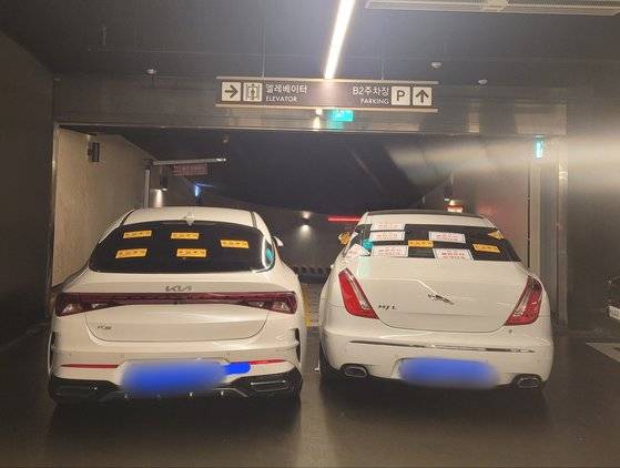 지난 24일 오후 6시 50분쯤 강남구 논현동 한 오피스텔 주차장 지하2층 통행로를 승용차 두 대가 막고 있다. 독자제공