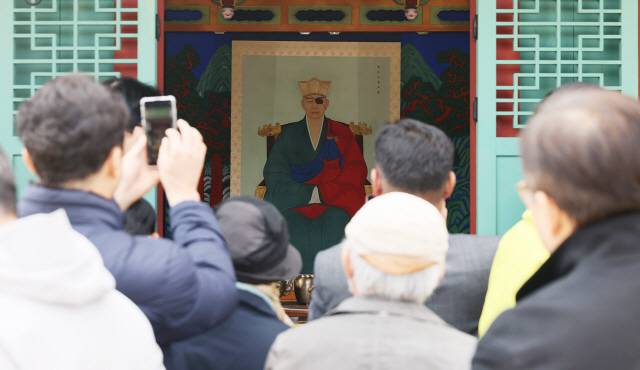 ▲ 궁예왕 정부표준영정이 철원군 태봉국 테마파크 내 궁예왕 사당에 봉안돼 있다.