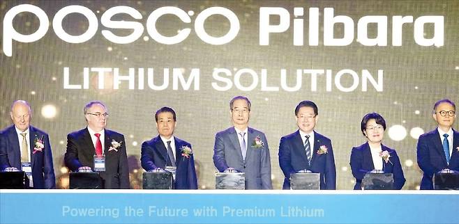< 광양에 포스코 리튬공장 > 한덕수 국무총리(왼쪽 네 번째)와 김영록 전남지사(다섯 번째), 장인화 포스코홀딩스 회장(세 번째)이 29일 전남 광양시 율촌산단로 율촌1산업단지에서 열린 포스코 필바라리튬솔루션 종합생산시설 준공식에서 축하 세리머니를 하고 있다.  /전라남도 제공