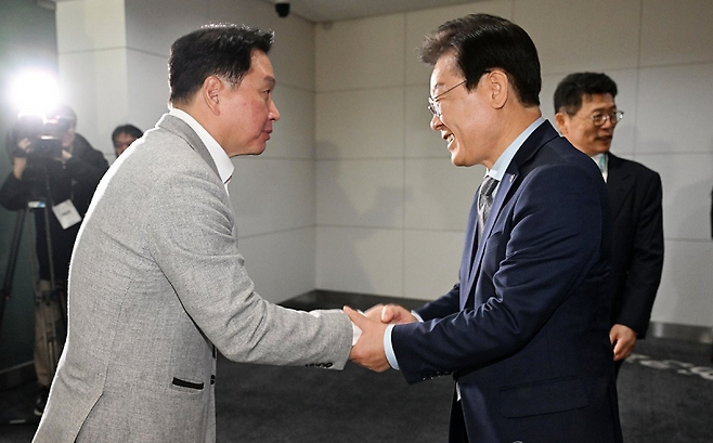 더불어민주당 이재명 대표(오른쪽)와 최태원 SK그룹 회장이 지난 4일 서울 강남구 삼성동 코엑스에서 SK AI 서밋 참석에 앞서 악수하고 있다. 연합뉴스