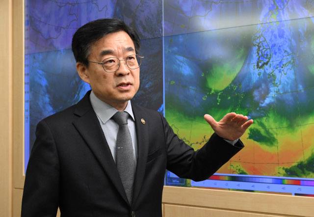 장동언 기상청장이 지난 26일 서울 동작구 기상청 상황실에서 올해 벌어진 이상 기후 현상에 대해 설명하고 있다. 장 청장은 “날씨 예측은 확정된 사실을 중계하는 게 아니라 미래를 내다보는 것”이라며 “극한 기후에 대비해 기상 정보를 적극 제공하고 기후변화에 실질적으로 대응하는 기상청이 되겠다”고 말했다. 최현규 기자