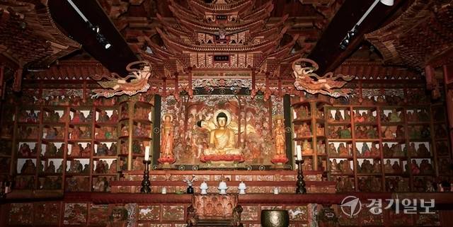 큰 말씀의 집 내부에 전시된 ‘나한전’ 모습. 홍기웅기자