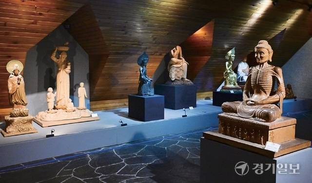3층에서는 목아 박찬수 목조각장의 여러 작품을 만나볼 수 있다. 홍기웅기자