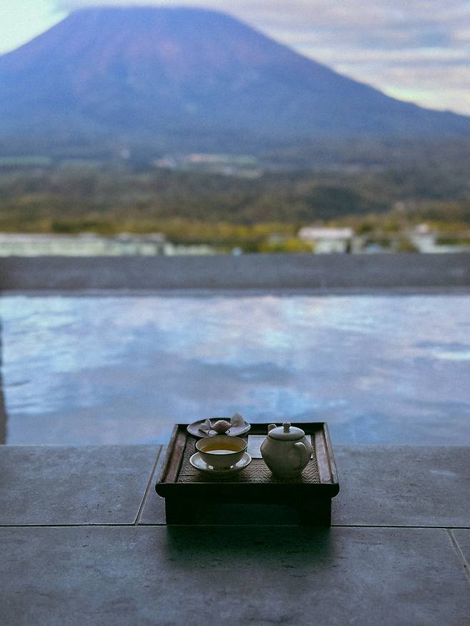 7층 야외 인피니티 온천 이용 시 제공되는 웰니스 차 / 사진=권효정 여행+ 기자