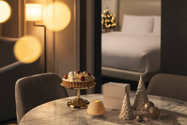 ‘리쏘페인’ 도자기를 포함한 연말 패키지 ‘루미에르 드 노엘’ / 사진=소피텔 앰배서더 서울