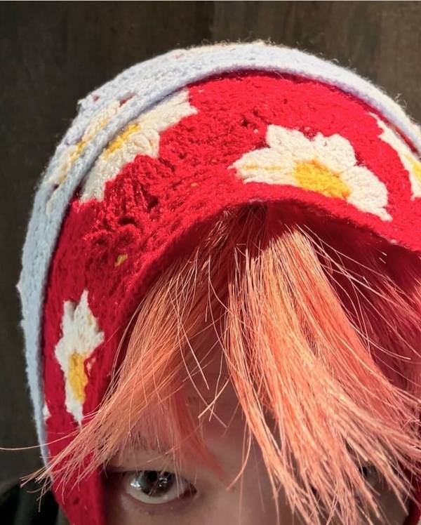 29일, 그의 SNS에 공개된 핑크 올백 헤어스타일은 단순한 이미지 변신을 넘어, 새로운 트렌드를 제시하는 선언과도 같았다. 과감한 핑크 컬러와 강렬한 젤 스타일링으로 연출된 이번 헤어는 자유분방함과 카리스마를 동시에 담아냈다. 사진 = SNS