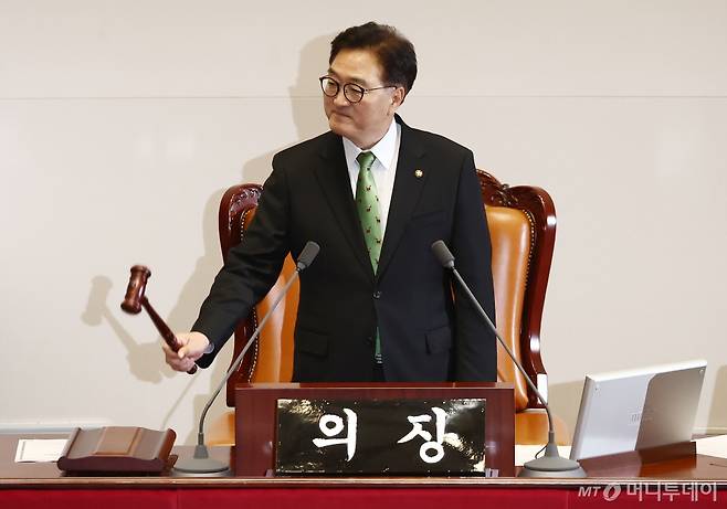 우원식 국회의장이 28일 오후 서울 여의도 국회에서 열린 제418회국회(정기회) 제13차 본회의에서 의사봉을 두드리고 있다. 2024.11.28/사진=뉴스1  /사진=(서울=뉴스1) 김민지 기자