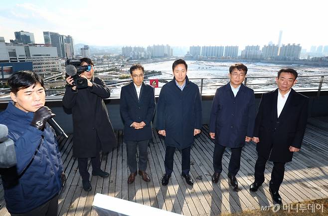 (서울=뉴스1) 박지혜 기자 = 심우섭 서울토지주택공사 사장 직무대행(왼쪽부터), 오세훈 서울시장, 박상우 국토교통부 장관, 한문희 한국철도공사 사장이 28일 서울 용산구 드래곤시티호텔에서 열린 용산국제업무지구 개발계획 공동협약식을 마친 뒤 한국철도공사 관계자에게 용산국제업무지구 부지에 대한 설명을 듣고 있다. (공동취재) 2024.11.28/뉴스1  Copyright (C) 뉴스1. All rights reserved. 무단 전재 및 재배포,  AI학습 이용 금지.