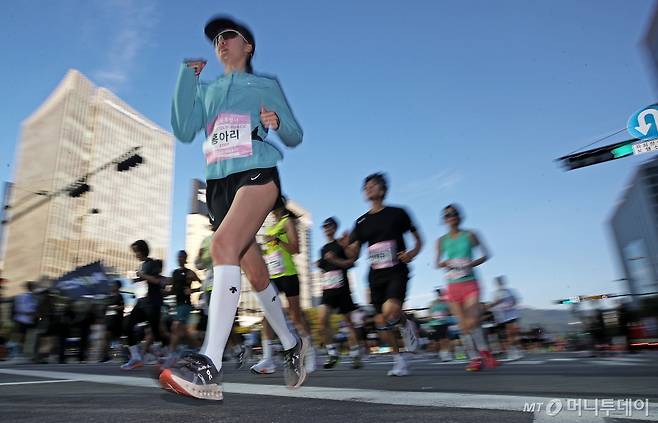 (서울=뉴스1) 오대일 기자 = 13일 오전 서울 중구 청계광장 앞 세종대로에서 열린 2024 서울달리기(SEOUL RACE)에서 러너들이 힘차게 달리고 있다. 서울달리기는 2003년 시작한 서울 대표 마라톤 대회로 올해 총 1만2000명이 참가했다. 2024.10.13/뉴스1  Copyright (C) 뉴스1. All rights reserved. 무단 전재 및 재배포,  AI학습 이용 금지. /사진=(서울=뉴스1) 오대일 기자