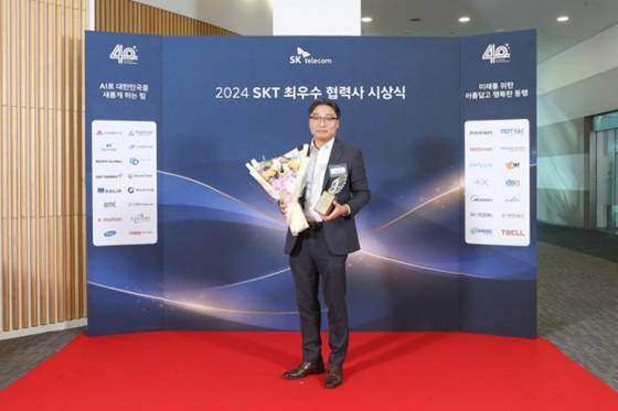 구본철 소프트웍스 대표가 최우수 협력사 시상식'에서 기념사진을 찍고 있다/사진제공=소프트웍스