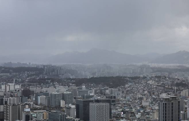 한국은행이 2회 연속 금리 인하를 단행한 가운데 부동산 시장에서는 대출규제 등으로 매수 심리가 꺾여 집값에 미칠 영향은 적을 것이라는 전망이 나온다. 사진은 26일 서울 중구 남산에서 바라본 서울시내 아파트 모습. /사진=뉴시스