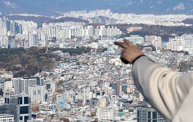 서울 중구 남산에서 바라본 서울 시내 주택과 아파트 단지의 모습. 사진은 기사와 직접적 관련 없음. [연합]