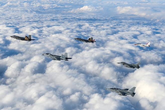 KF-21 시제 4호기가 1000소티 비행 임무 수행 완료 후, 각각 임무 수행을 마친 시제 2호기(위), 5호기(아래)와 함께 편대비행 중이다.[방사청 제공]