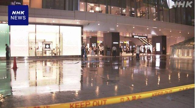 [서울=뉴시스]일본 요코하마(横浜)의 한 쇼핑몰에서 지난달 31일 17살 여고생이 뛰어내리면서 토요일 밤을 즐기기 위해 친구들과 함께 길을 걷던 32세 여성을 덮쳐 2명 모두 사망했다. 사진은 투신 사건이 일어난 요코하마의 쇼핑센터 앞에 경찰 통제선이 쳐진 모습. <사진 출처 : NHK> 2024.09.02.