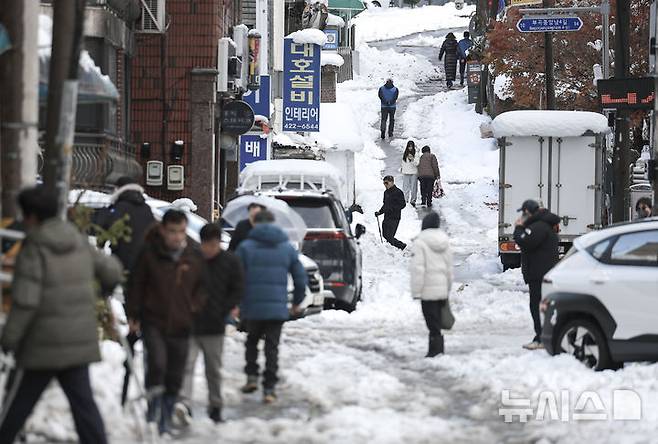 [의왕=뉴시스] 정병혁 기자 = 28일 경기 의왕시 도깨비시장 인근에서 시민들이 빙판길을 걷고 있다. 2024.11.28. jhope@newsis.com