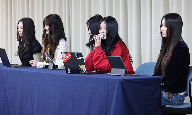 걸그룹 뉴진스 멤버 하니(오른쪽 두번째)가 28일 오후 서울 강남구 스페이스쉐어 삼성역센터에서 열린 전속계약 해지 관련 기자회견에 참석해 발언하고 있다. 공동취재