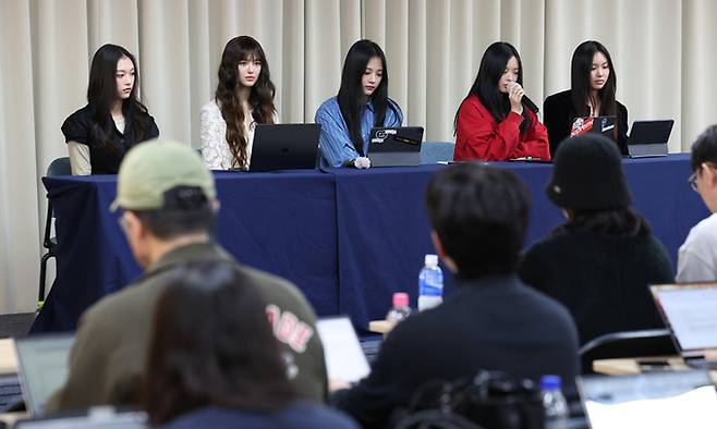 걸그룹 뉴진스가 지난 28일 서울 강남구 스페이스쉐어 삼성역센터에서 열린 전속계약 해지 관련 기자회견에 참석해 있다. 왼쪽부터 해린, 다니엘, 민지, 하니, 혜인. 공동취재사진