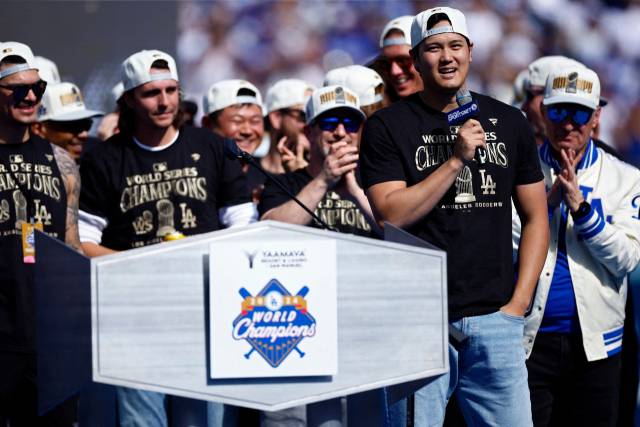 오타니 쇼헤이가 21일 다저스타디움에서 열린 2024 월드시리즈 축하 행사에서 마이크를 들고 발언하고 있다. AFP연합뉴스