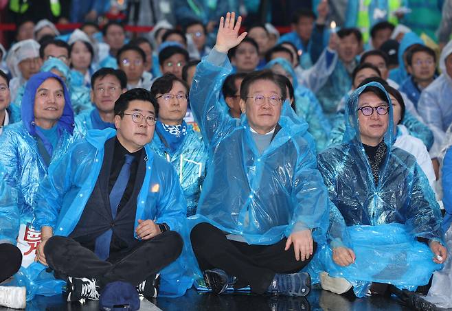 이재명 더불어민주당 대표(가운데), 박찬대 원내대표(왼쪽), 김민석 최고위원 등이 11월16일 오후 서울 광화문 북측광장 인근에서 더불어민주당 주최로 열린 '김건희 윤석열 국정농단 규탄·특검 촉구 제3차 국민 행동의 날' 장외 집회에 참석하고 있다. ⓒ연합뉴스