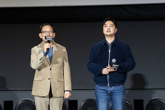 서울독립영화제2024 개막을 선언하는 영화진흥위원회 한상준 위원장(좌측)과한국독립영화협회 백재호 이사장(우측)