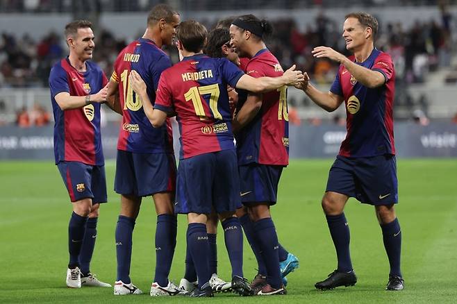 바르셀로나 레전드들이 29일 레알 마드리드와의 이벤트 경기에서 환상적인 프리킥 골을 넣은 호나우지뉴를 축하하고 있다. AFP연합뉴스