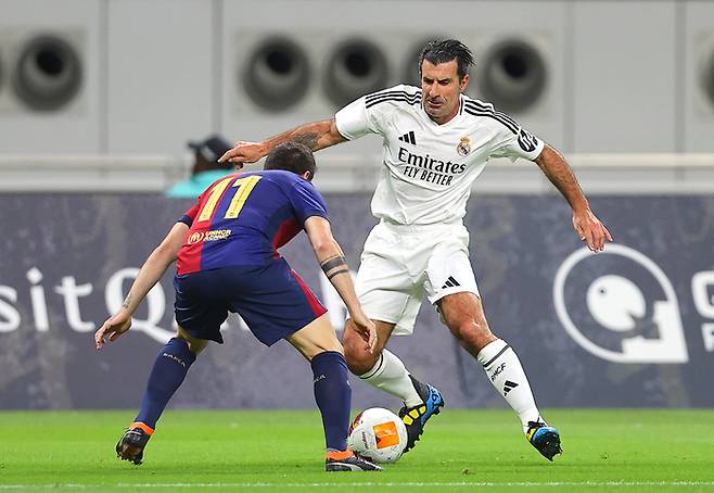 레알  마드리드 피구가 29일 엘클라시코 레전드 매치에서 드리블을 하고 있다. 로이터연합뉴스