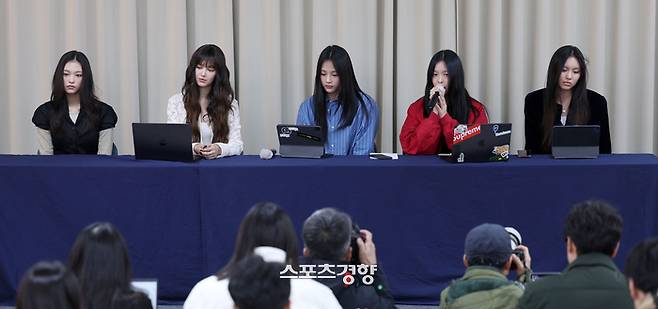 걸그룹 뉴진스가 28일 서울 강남구 모처에서 긴급 기자회견을 열고 있다. 다섯 멤버 모두 참석한 가운데 열린 이날 회견에서 뉴진스는 29일 자정부터 소속사 어도어와의 전속계약을 해지하겠다고 발표했다. 왼쪽부터 해린, 다니엘, 민지, 하니, 혜인. 권도현 기자